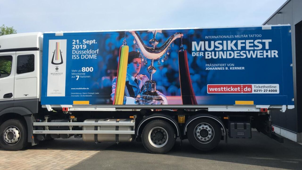 Fahrzeugfolierung f&uuml;r LKW's / gro&szlig;e Fahrzeuge in Paderborn durch W2 Werbung
