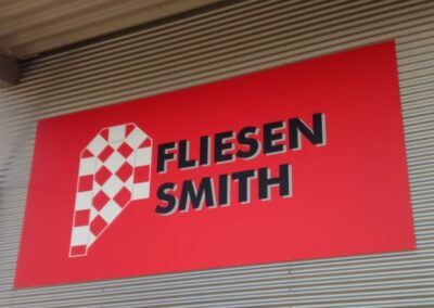 Werbung an Fassaden durch Schilder f&uuml;r Unternehmen in Paderborn