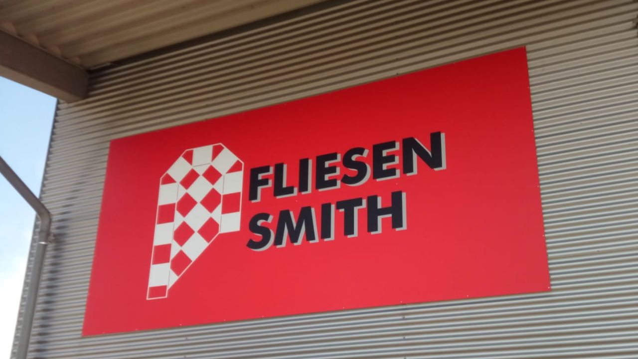 Werbung an Fassaden durch Schilder f&uuml;r Unternehmen in Paderborn